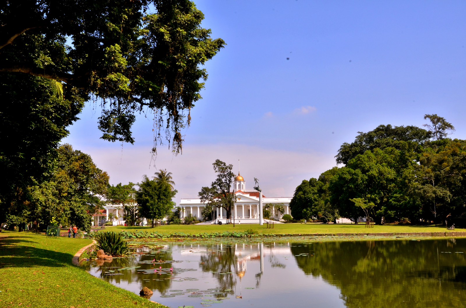 Lanskap Kebun Raya Bogor dengan Istana Bogor di dalamnya