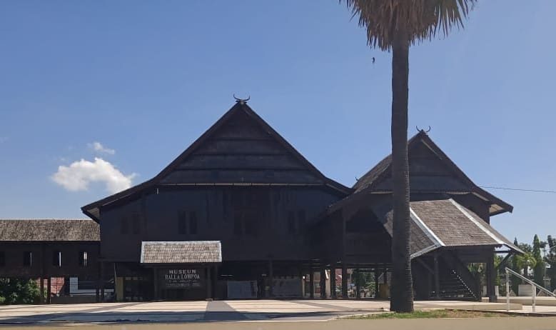 tempat wisata di Sulawesi Selatan Museum Balla Lompoa