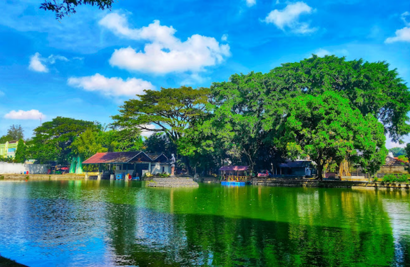 Taman Balekambang dapat menjadi tempat wisata untuk melepas penat.