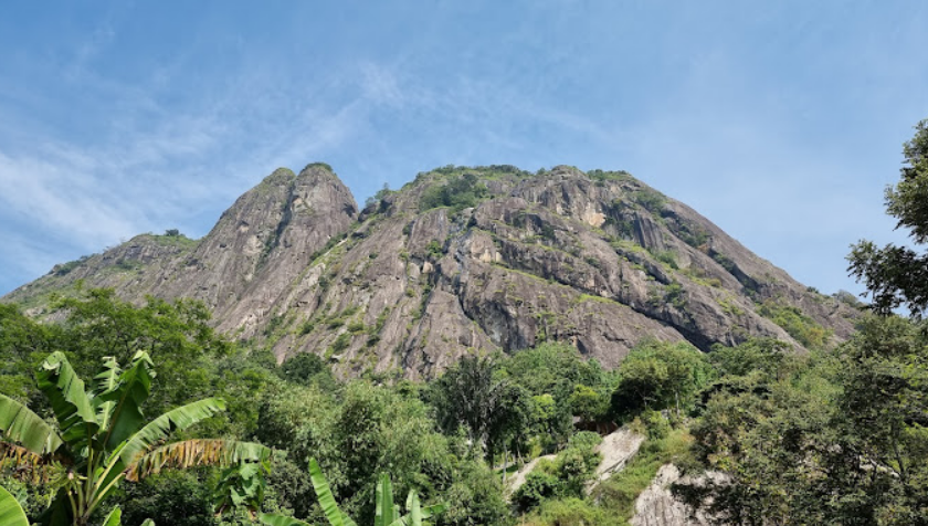 Gunung Parang yang megah menjadi destinasi wisata yang menarik