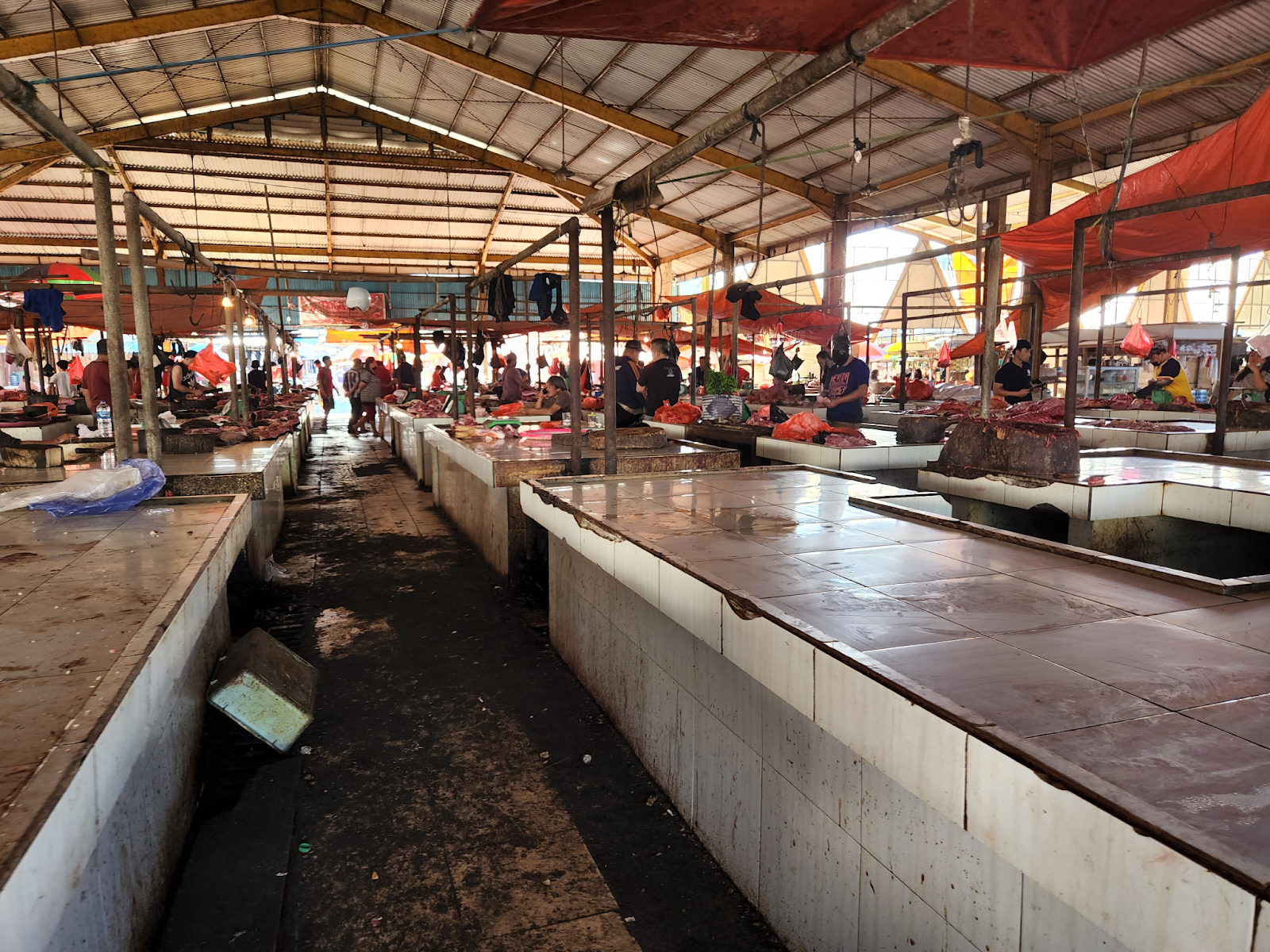 tempat wisata Sulawesi Utara yang ekstrim, pasar yang menjual daging hewan tak lazim