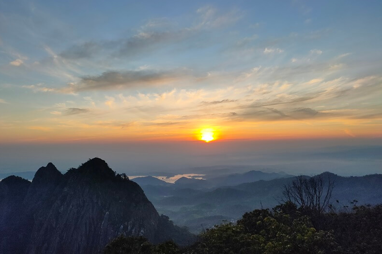 Anda bisa menikmati sunrise di Gunung Bongkok