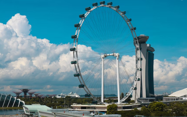 Mengamati keindahan Singapore dari wahana Singapore Flyer