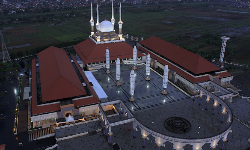 Masjid Agung Jawa Tengah memiliki arsitektur yang indah dan megah.